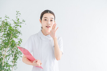 内緒話をする白衣の女性