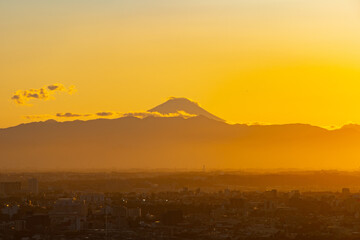 富士山と都市の夕景