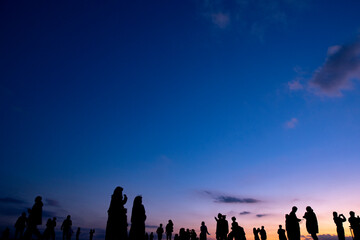夕方・人々のシルエット