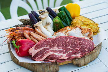 野菜や肉などが並べられたBBQ食材