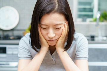 疲れた表情の女性