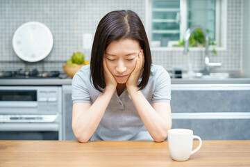 疲れた表情の女性