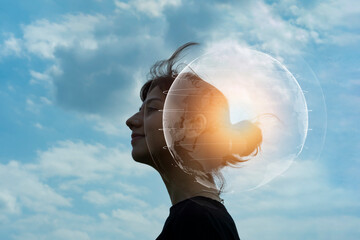 エコロジーイメージ・地球の声を聞く女性のシルエット