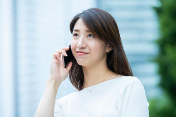 スマートフォンで電話する女性