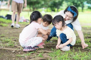 Fototapeta premium 公園で遊ぶ子供たち