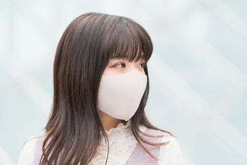 マスク姿の若い女性
