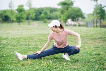 Fototapeta premium 公園で運動する女性