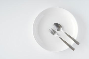 白いお皿・フォーク・スプーン