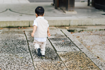 境内を歩く男の子の後ろ姿