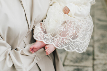 お宮参りで赤ちゃんを抱っこする母親