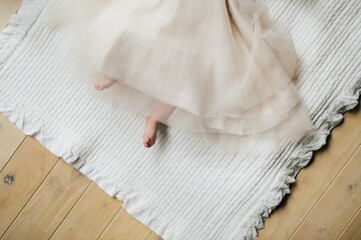 セレモニードレスからのぞく赤ちゃんの足