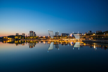 Fototapeta premium Serene Urban Nightscape Reflecting Tranquility and Modern Architecture by the Water
