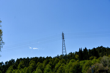 山にそびえる送電線