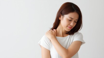 肩こりに悩む女性