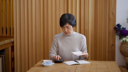 老後資金を計算する50代女性