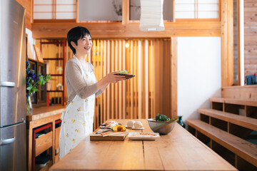 キッチンで料理をする50代女性