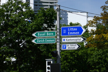 Obraz premium Pfeilwegweiser Richtung Basel Bern Zürich Emmen Littau Emmen Kantonspital in Luzern