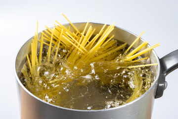 パスタを茹でる