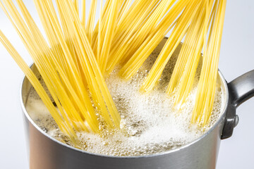 パスタを茹でる