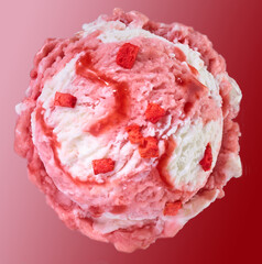 Erdbeer Joghurt Eiskugel gestrudelt mit Stuecken, eiskugel, Erdbeereis, isoliert, 