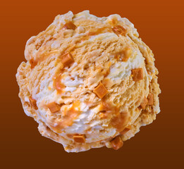 Karamell EIskugel gestrudelt mit Stuecken, Eiskugel, Eisdiele, isoliert, Kugel, 