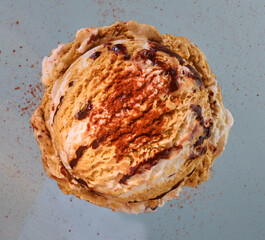 Mocha Eiskugel mit Schokolade durchzogen und gestrudelt, Mokka, Eiscreme, 