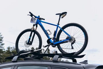 bicycle mounted on car roof, long-distance bicycle transportation, sports and leisure travel concept