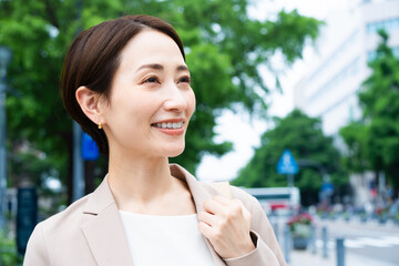 カジュアルスーツを着た若い女性　ビジネスイメージ