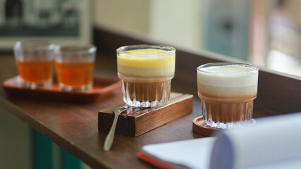 cafe muối và cafe trứng với hai tách trà xa xa