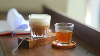 cafe muối buổi sáng với một tách trà và quyển sách