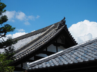 日本家屋の屋根と晴れた空