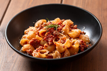Pasta con ragù di salsiccia di maiale, cibo italiano 