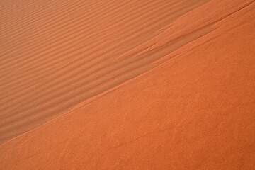 Beeindruckende Sandwüsten in der Namib am frühen Morgen mit fliessendem Sand an den Hängen der Dünen