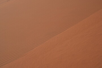 Beeindruckende Sandwüsten in der Namib am frühen Morgen