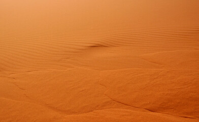 Beeindruckende Sandwüsten in der Namib am frühen Morgen mit fliessendem Sand