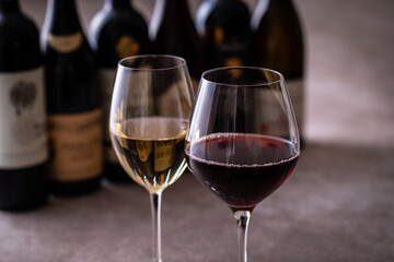 レストランでワインを飲む 
