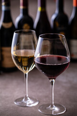 レストランでワインを飲む 
