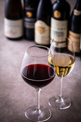 レストランでワインを飲む 