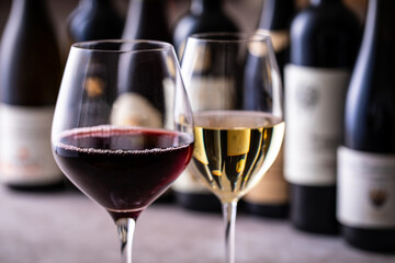 レストランでワインを飲む 