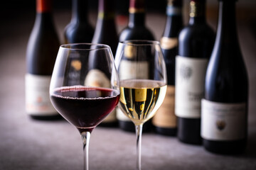 レストランでワインを飲む 