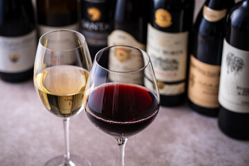 レストランでワインを飲む 