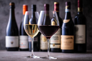 レストランでワインを飲む 
