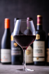 レストランでワインを飲む 