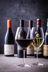 レストランでワインを飲む 