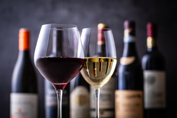 レストランでワインを飲む 