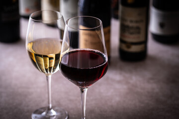レストランでワインを飲む 