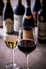 レストランでワインを飲む 
