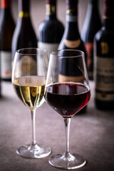 レストランでワインを飲む 