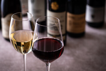 レストランでワインを飲む 