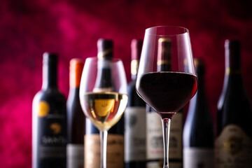 レストランでワインを飲む 